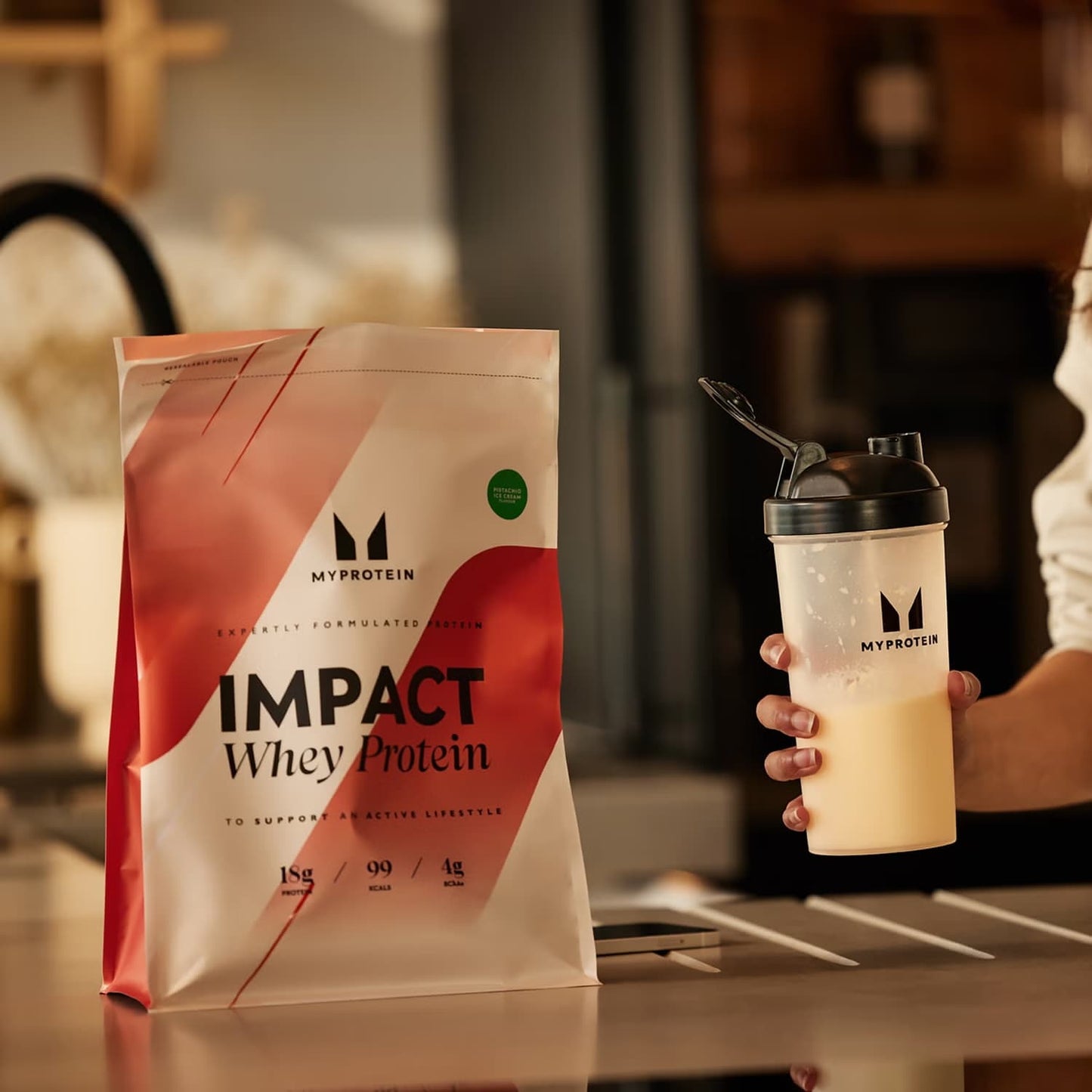 Proteína Myprotein 5.5lb. Vista frontal del empaque ambientada. | ProteinasMedellin.com | Colombia
