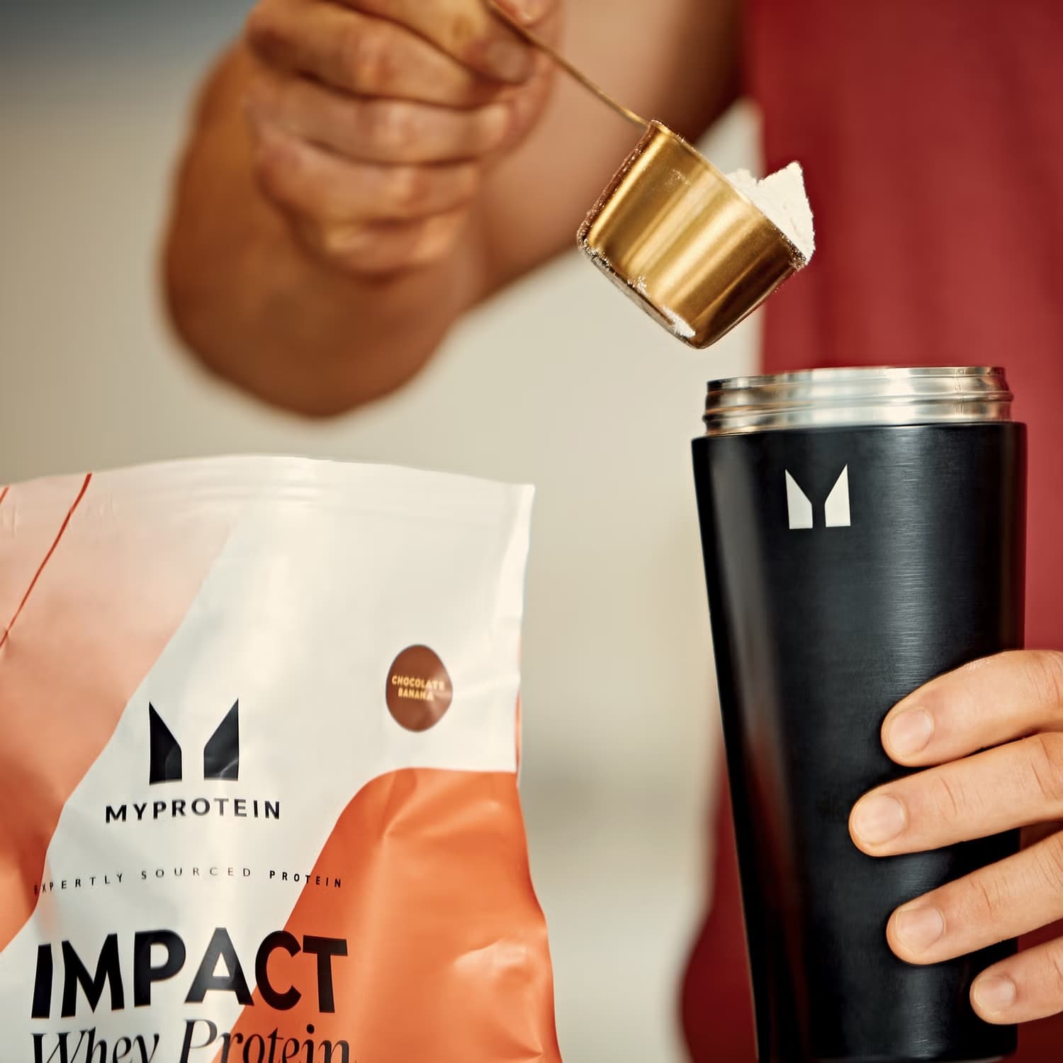 Proteína Myprotein 5.5lb. Vista frontal del empaque ambientada con shaker y scoop. | ProteinasMedellin.com | Colombia